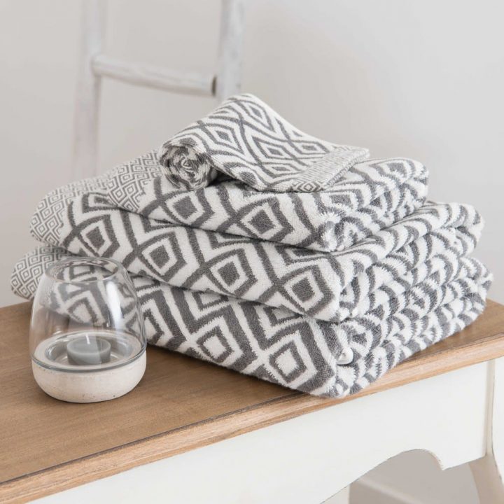 Serviette De Toilette En Coton Blanc Motifs Gris 30X50 intérieur Serviettes De Toilettes Serviette De Toilette En Coton Blanc Motifs Gris 30X50 intérieur Serviettes De Toilettes