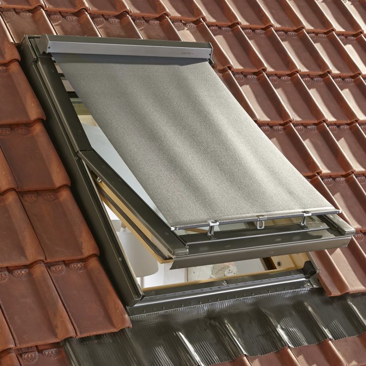 Store Fenêtre De Toit Pare Soleil Extérieur Noir Artens encequiconcerne Rideau Sur Velux