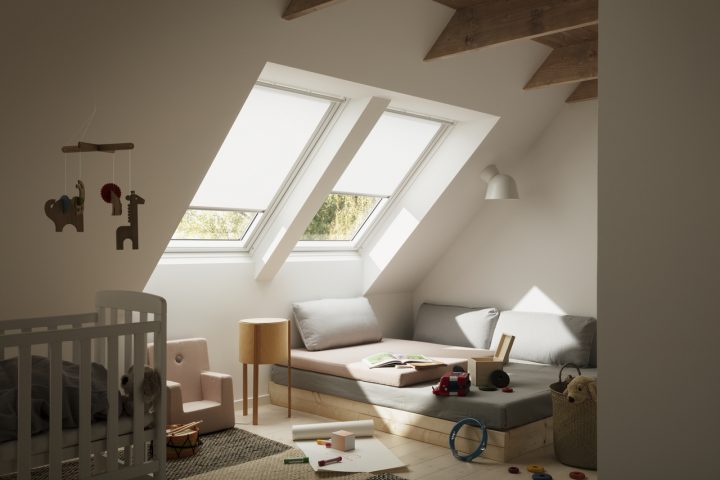 Store Rideau Pour Fenêtre De Toit Velux | Velux France encequiconcerne Rideau Sur Velux