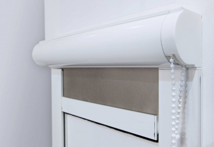 Stores Enrouleurs Avec Coffre, Occultant Et Design Pour intérieur Rideaux À Poser Sur Fenêtres