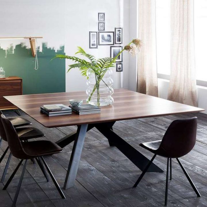 Table Design Carrée En Bois Massif Avec Pieds En Métal avec Table De Salle À Manger Carrée