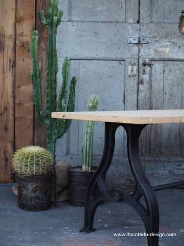 Table Industrielle Plateau Chene Massif Pietement Fonte à Salle A Manger Chene Clair Massif