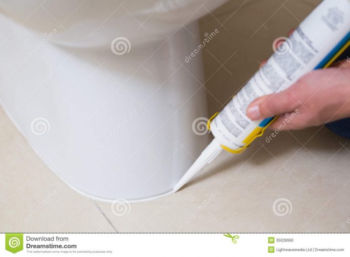 Toilette De Fixation De Plombier Dans Une Salle De encequiconcerne Plombier Toilettes Bouchées Prix