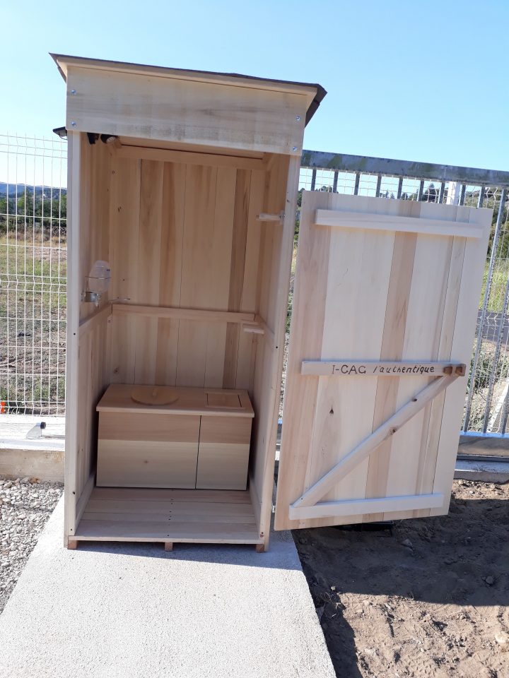 Toilette Sèche Exterieur Sur Chantier. En Bois, Sain à Toilette Seche Prix