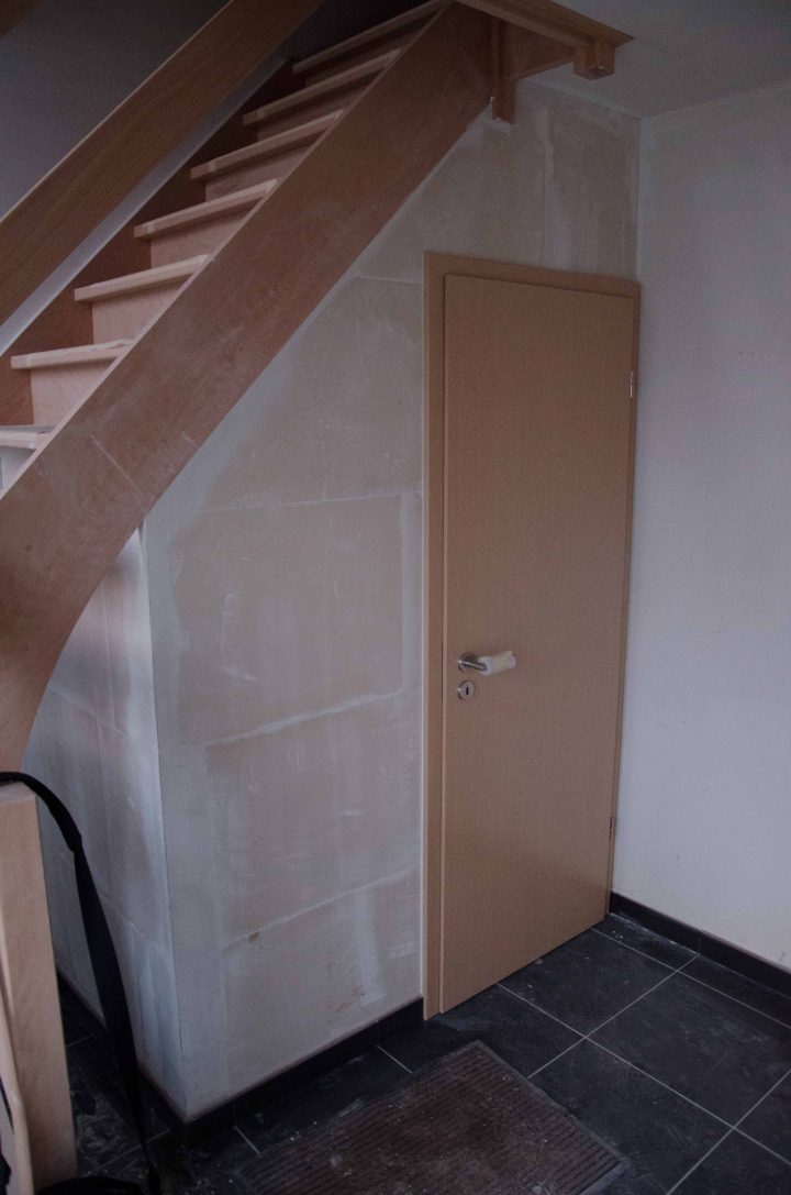 Toilettes Sous Escaliers – Recherche Google | Toilettes intérieur Placard De Toilette