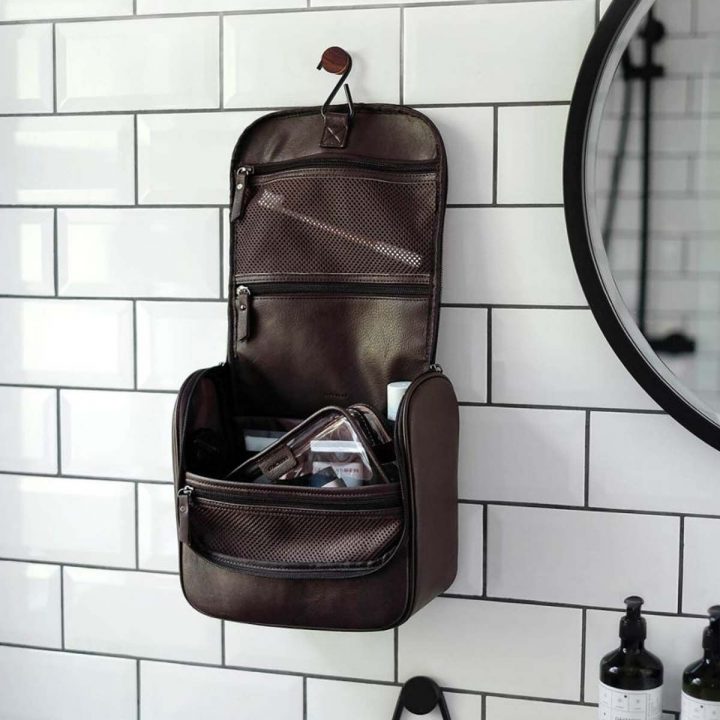 Trousse De Toilette À Suspendre En Simili Cuir Marron destiné Trousse De Toilette Cuir Homme