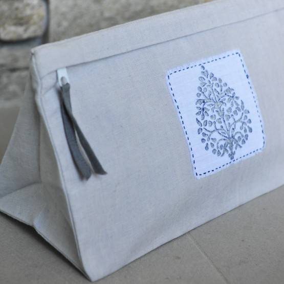 Trousse De Toilette Louise Indigo Paillette – Maison D'Été dedans Technique De Toilette Au Lit Trousse De Toilette Louise Indigo Paillette – Maison D'Été dedans Technique De Toilette Au Lit