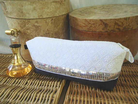 Trousses De Toilette En Suédine Et Coton Brodé. Bande tout Toilette Anglaise Trousses De Toilette En Suédine Et Coton Brodé. Bande tout Toilette Anglaise