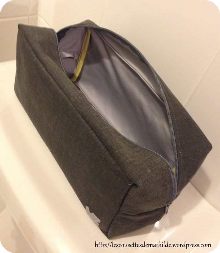 Tutoriel : La Trousse De Toilette Pour Homme – Les encequiconcerne Trousse De Toilette Homme À Suspendre