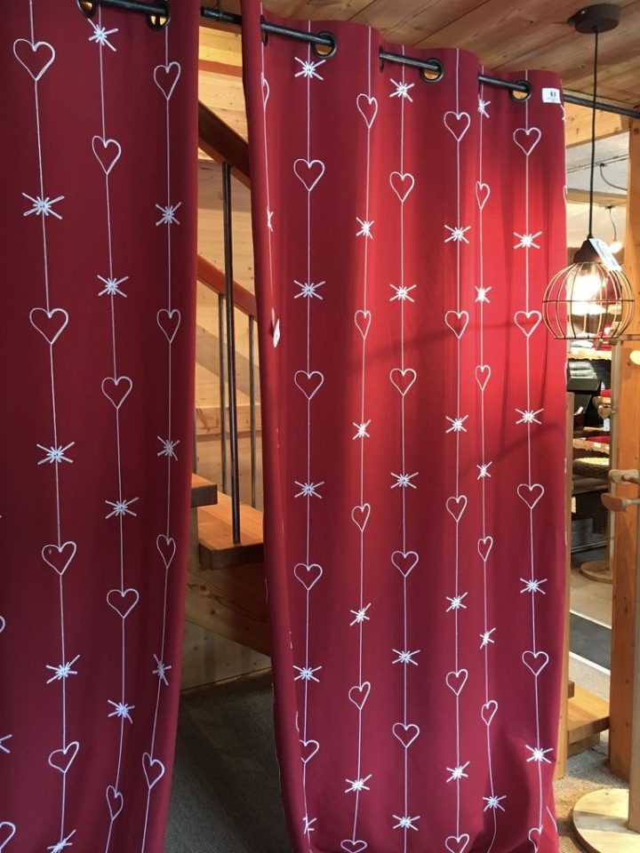 Un Rideau Magnifique À L'Allure Moderne Et Montagne À La pour Rideaux Magnifiques Un Rideau Magnifique À L'Allure Moderne Et Montagne À La pour Rideaux Magnifiques