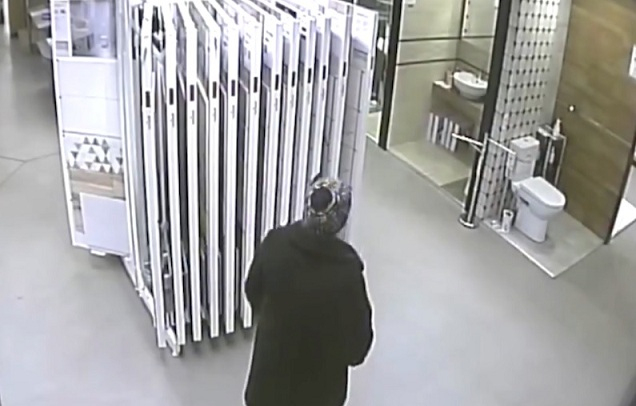 Une Femme Fait Pipi Dans Les Toilettes D'Un Showroom tout Musique Dans Les Toilettes Une Femme Fait Pipi Dans Les Toilettes D'Un Showroom tout Musique Dans Les Toilettes