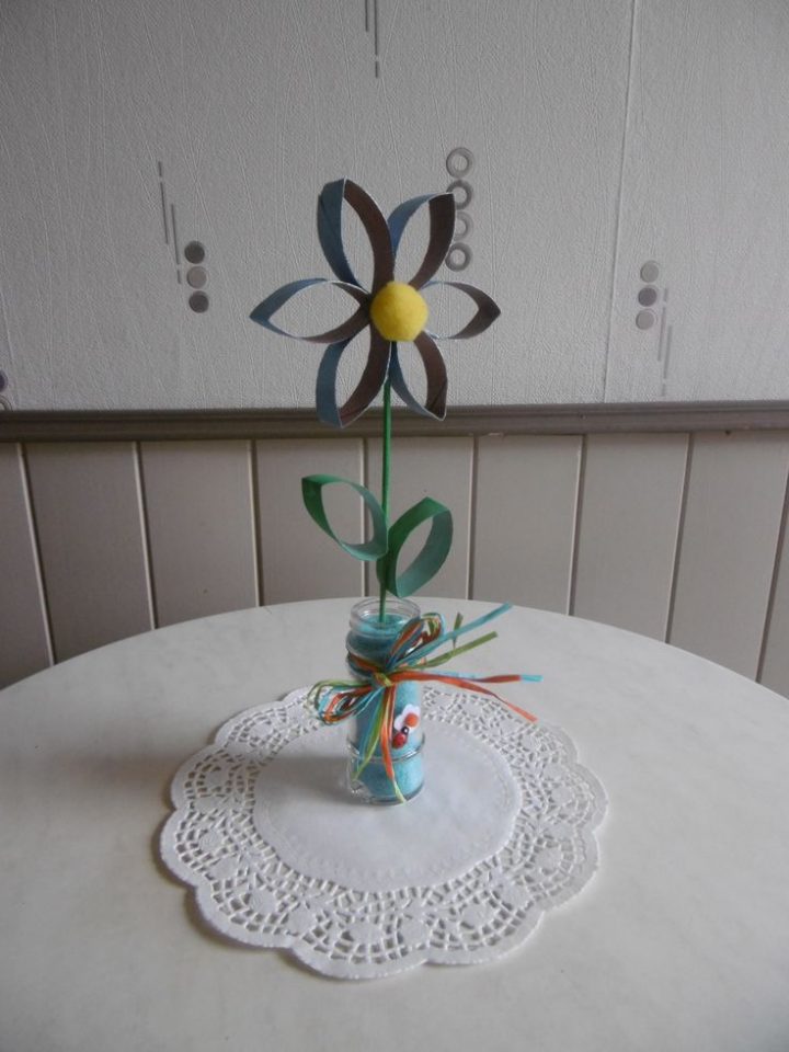 Une Fleur Avec Des Rouleaux En Carton Du Papier Toilette dedans Fleur Avec Rouleau Papier Toilette