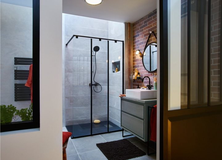 Une Grande Douche À L'Italienne Avec Des Touches De Orange tout Galet Douche Leroy Merlin