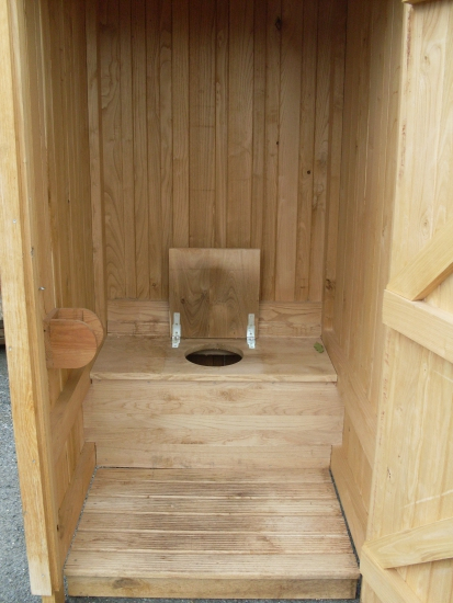 Upcb Châtaignier > Réalisation Châtaignier > – Cabane à Toilette Seche Exterieur