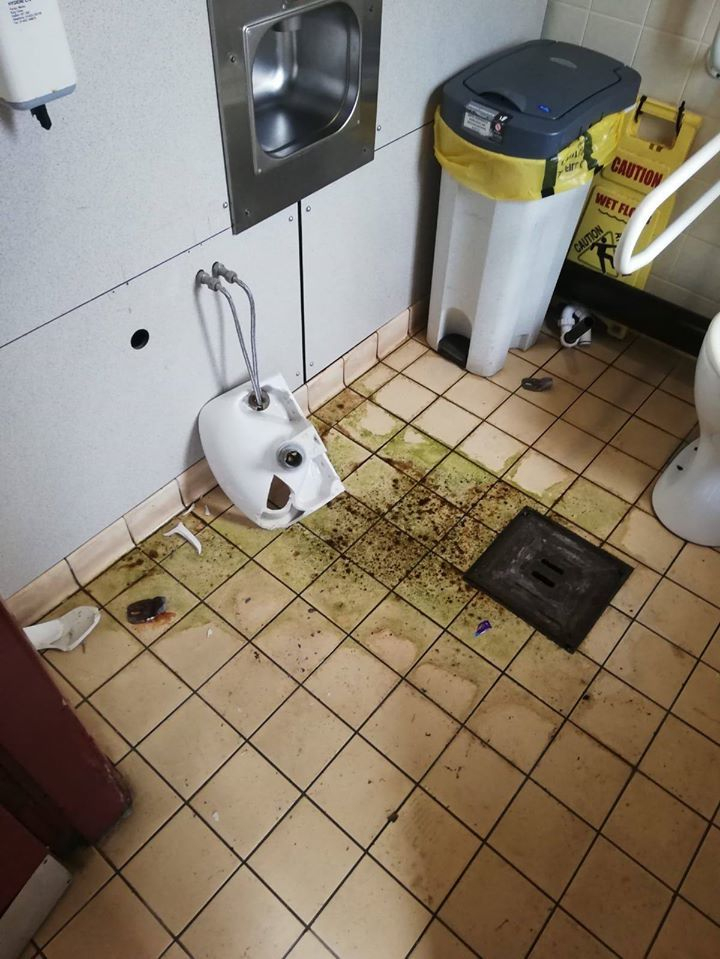 Vandalisme Dans Les Toilettes Reconnu Coupable – Le Plombier intérieur Combien Coute Un Plombier Pour Deboucher Les Toilettes