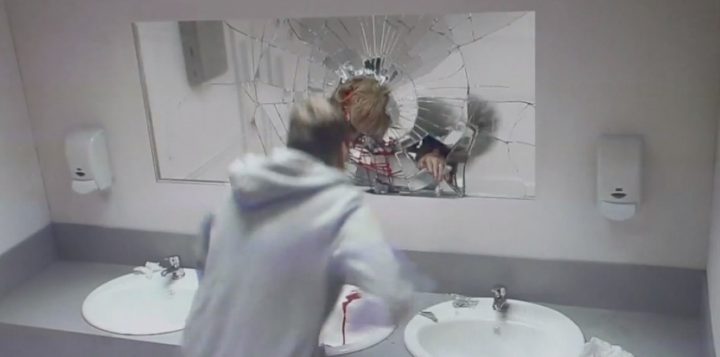 Video. Ils Entrent Dans Les Toilettes D'Un Bar Et – 7 avec Musique Dans Les Toilettes