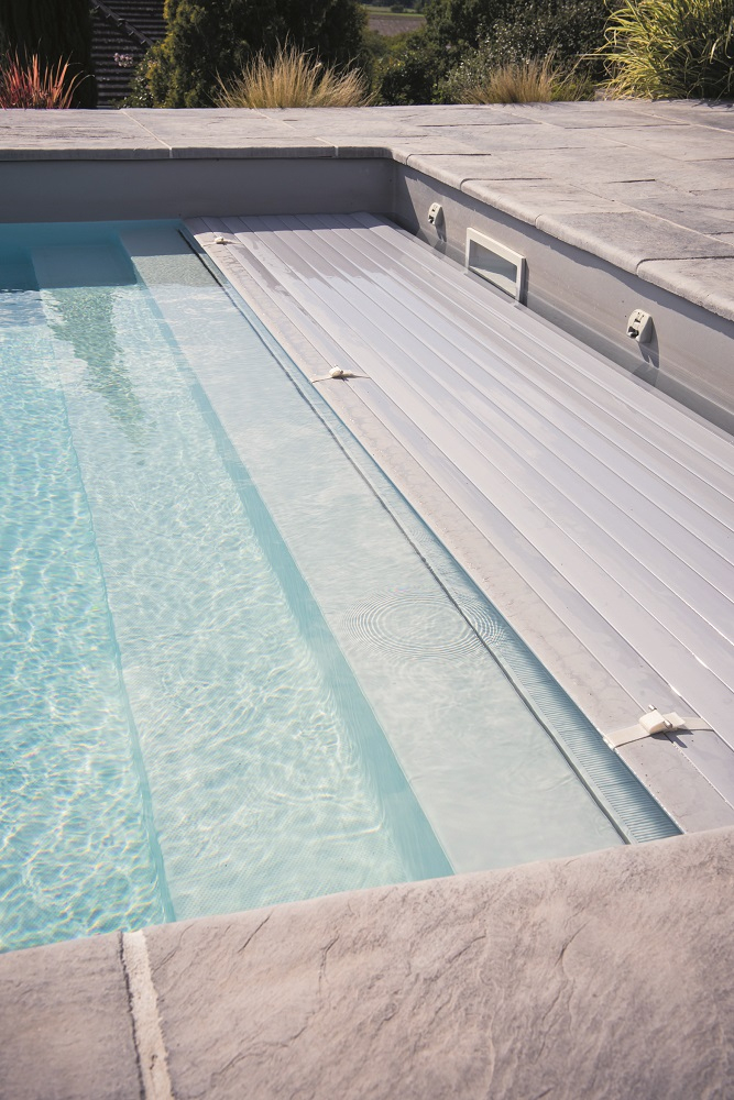 Volets Et Couvertures, La Solution Pour Votre Piscine dedans Rideau De Piscine Immergé