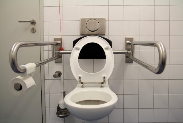 Wasserverbrauch Einer Toilettenspülung » So Sparen Sie? avec Toilettes Handicapés