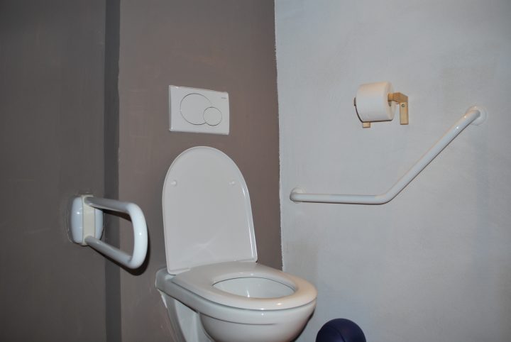 Wc Accès Handicapés (Photo 1/2) – Wc Faisant Partie De concernant Toilette Handicapé
