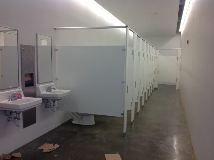 Why Do Public Toilets Stalls Have Gaps? Onedio.co intérieur Toilettes