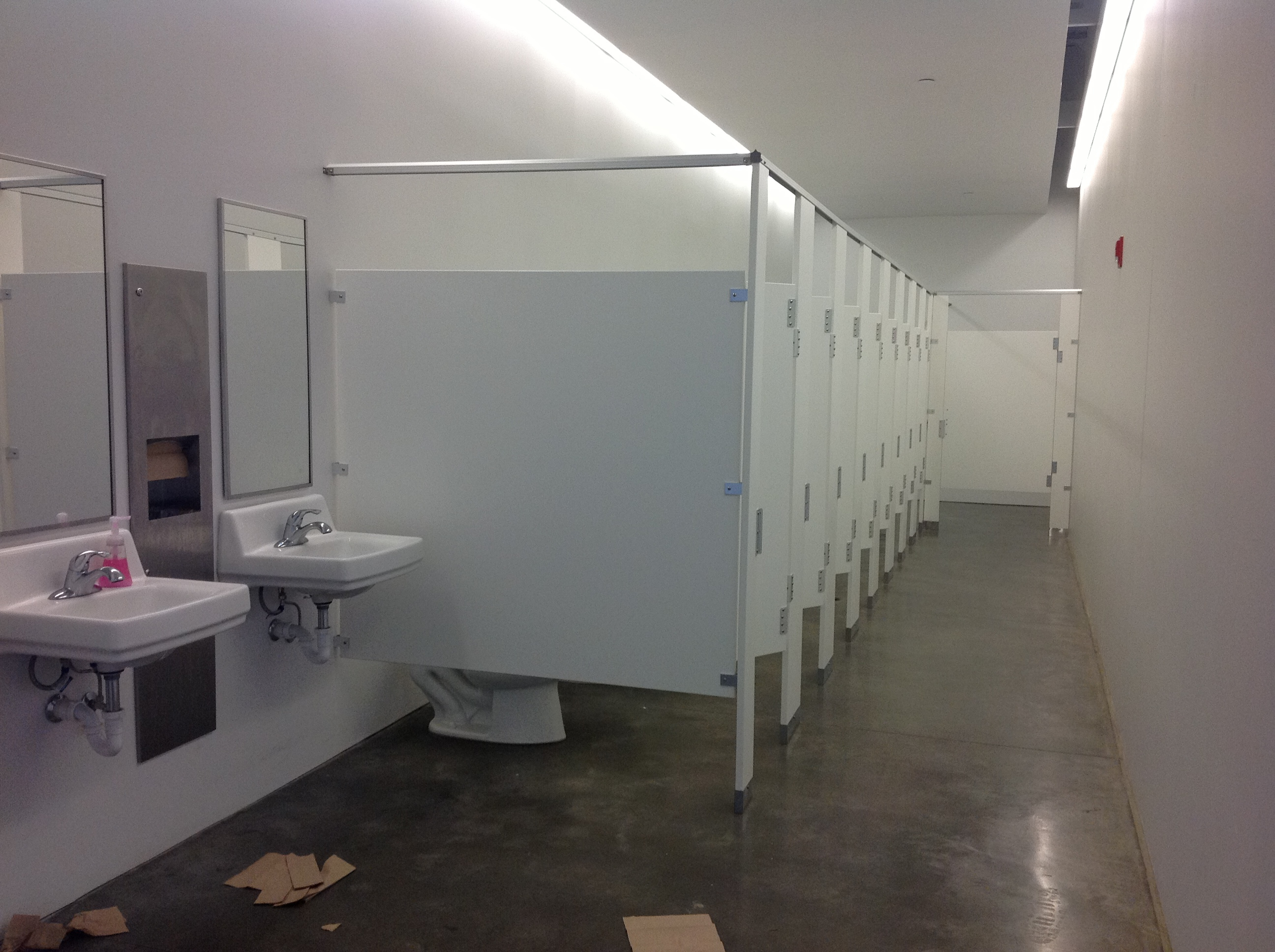 Why Do Public Toilets Stalls Have Gaps? - Onedio.co intérieur Toilettes Publics
