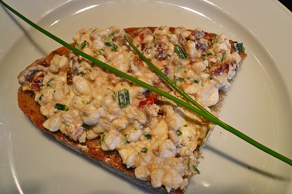 italienischer brotaufstrich mit getrockneten tomaten