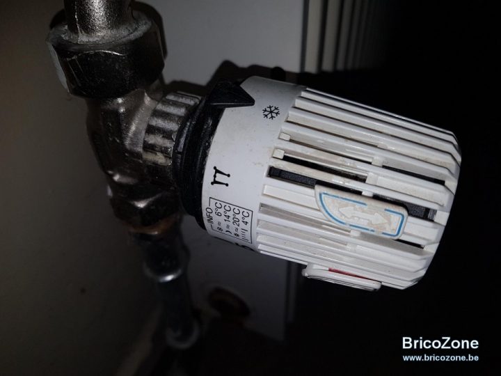 Aide : Radiateur Chauffe Sans Arrêt destiné Changer Une Vanne Thermostatique De Radiateur Sans Vidanger