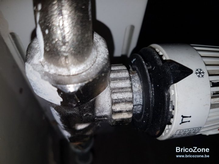 Aide : Radiateur Chauffe Sans Arrêt encequiconcerne Changer Une Vanne Thermostatique De Radiateur Sans Vidanger