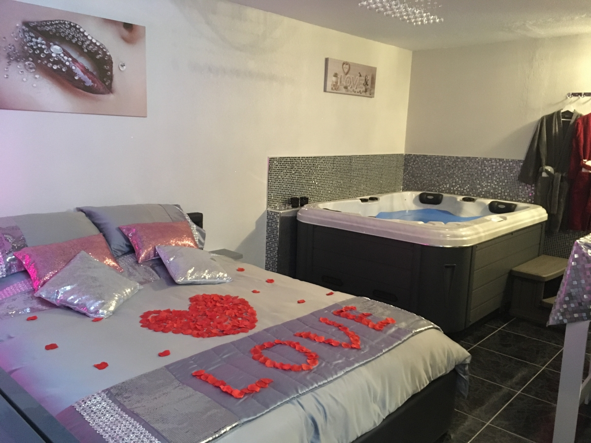 Appartement Glamour Avec Jacuzzi Privatif Entre concernant