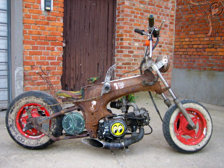 Badmotos: Rusty Dax intérieur Mini Garage Moto