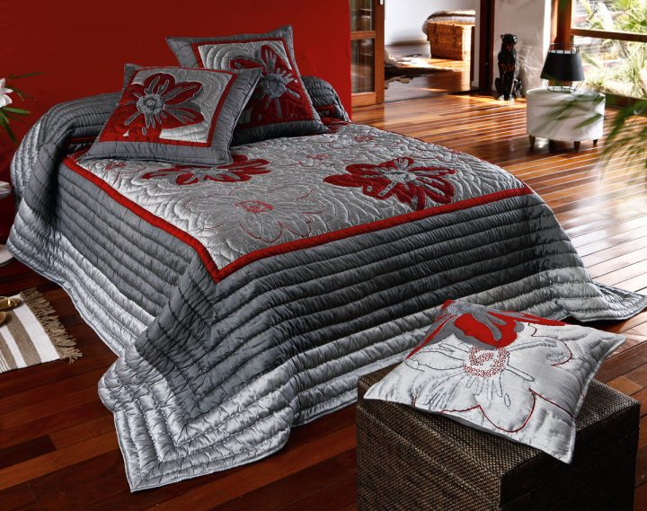 Boutis Brodé Fleurs Géantes – Becquet Création | Becquet concernant Dessus De Lit Boutis Eurodif Boutis Brodé Fleurs Géantes – Becquet Création | Becquet concernant Dessus De Lit Boutis Eurodif