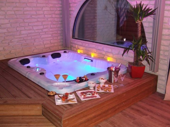 Chambre Romantique Avec Un Spa Jacuzzi Privatif Interieur encequiconcerne Chambre Avec Jacuzzi Privatif Narbonne