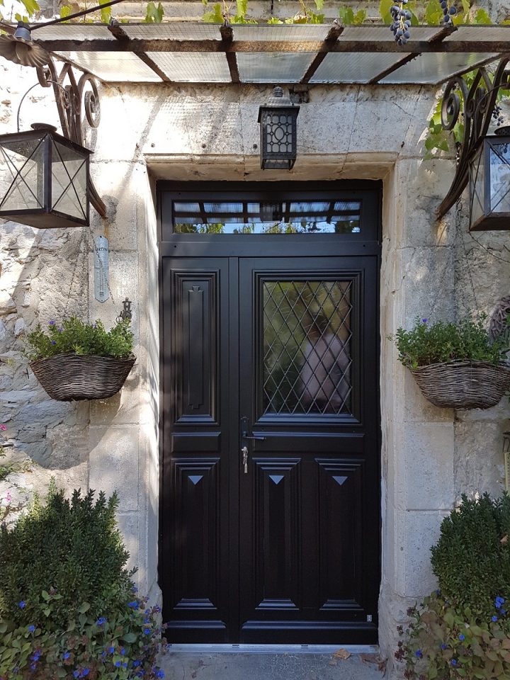 Comment Changer Une Porte D’entrée ? – Idéal Rénovation Le encequiconcerne Comment Habiller Une Porte D'Entrée