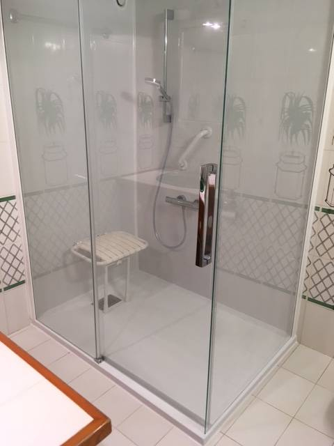 Douche Idéale Remplacement De Baignoire Par Douche Sénior tout Remplacement Baignoire Par Douche Castorama