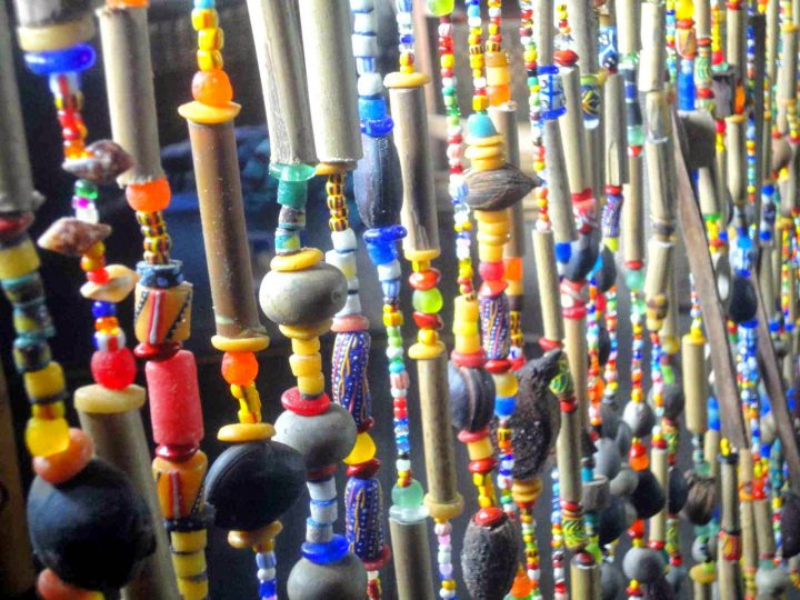 Ghana : Entre Busua Inn Et Ezile Bay Village: Beads From tout Rideau De Perles Ikea