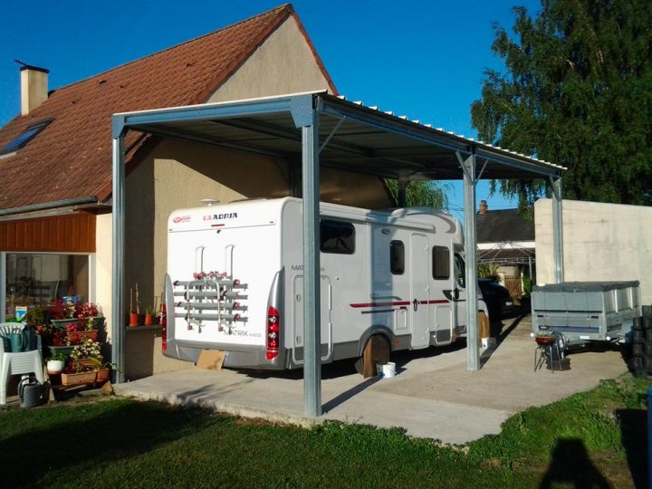 Mise En Situation D'Un Abri Camping-Car Métallique Adossé pour Construire Un Abri Pour Remorque