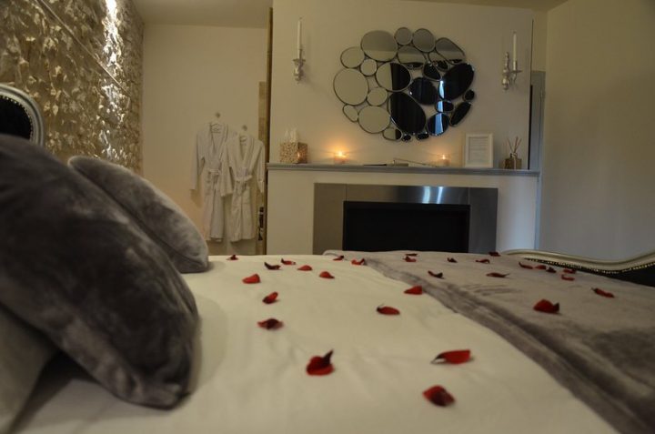 O²Suites Chambre Baroque Avec Jacuzzi Privatif serapportantà Nuit Insolite Avec Jacuzzi Privatif Languedoc-Roussillon