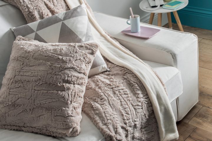 On Adore : 5 Raisons D’aimer Les Plaids | Blog La Foirfouille dedans Bout De Canapé La Foir'Fouille