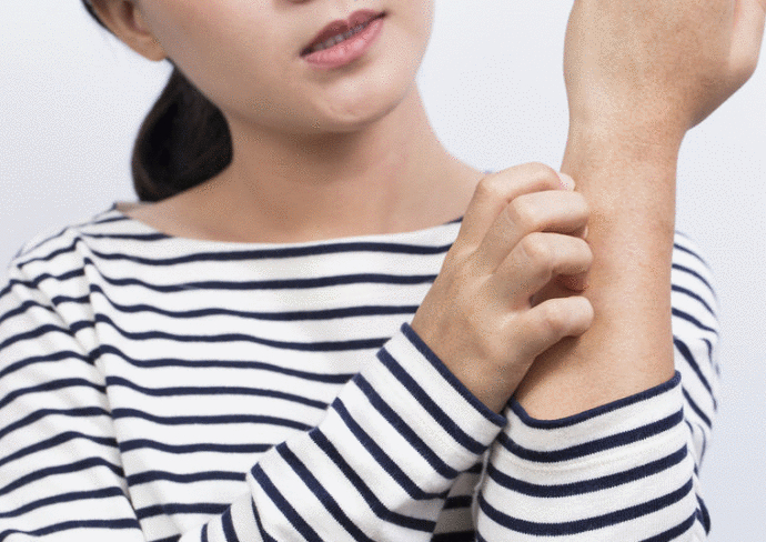 Petit Bouton Couleur Peau Qui Gratte - Choix De Couleur avec Démangeaisons Des Testicules Petit Bouton Couleur Peau Qui Gratte - Choix De Couleur avec Démangeaisons Des Testicules