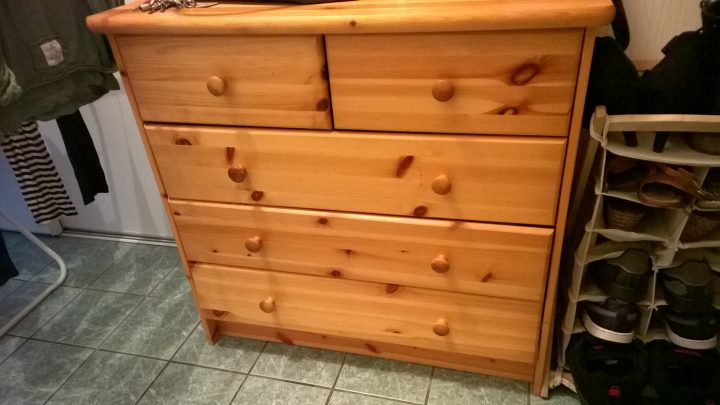 Relooking | Des Choses Et Des Bidules pour Repeindre Un Meuble En Pin Teinté Miel