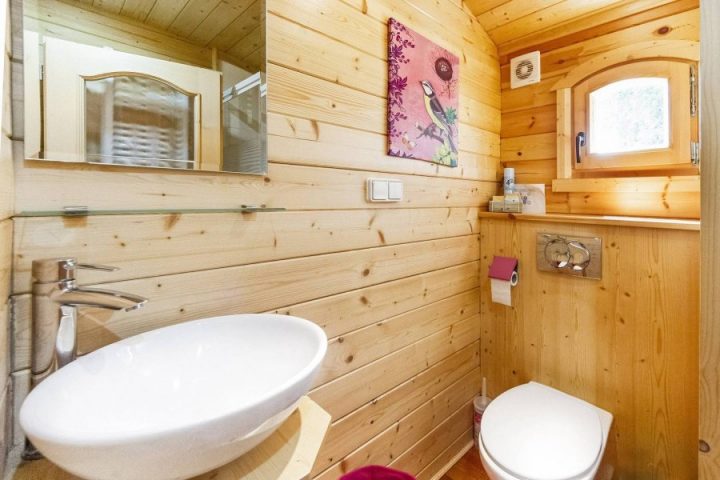 Roulotte Languedoc-Roussillon (Occitanie) – La Roulotte intérieur Nuit Insolite Avec Jacuzzi Privatif Languedoc-Roussillon