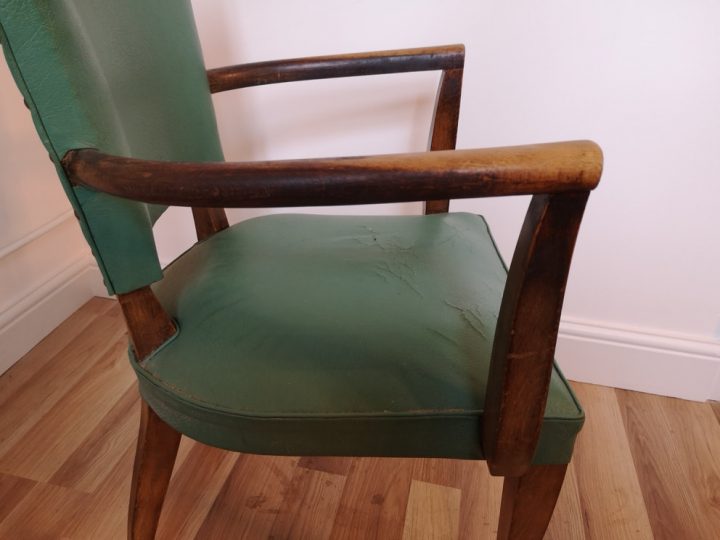 Three Vintage Green Leather Fauteuil Chairs avec Crack Fauteuil
