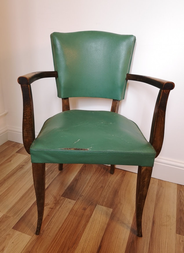 Three Vintage Green Leather Fauteuil Chairs serapportantà Crack Fauteuil