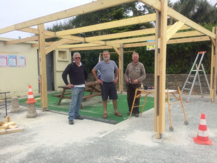 Un Carport À Trestel Pour La Saison Estivale | Abri De tout Construire Un Abri Pour Remorque