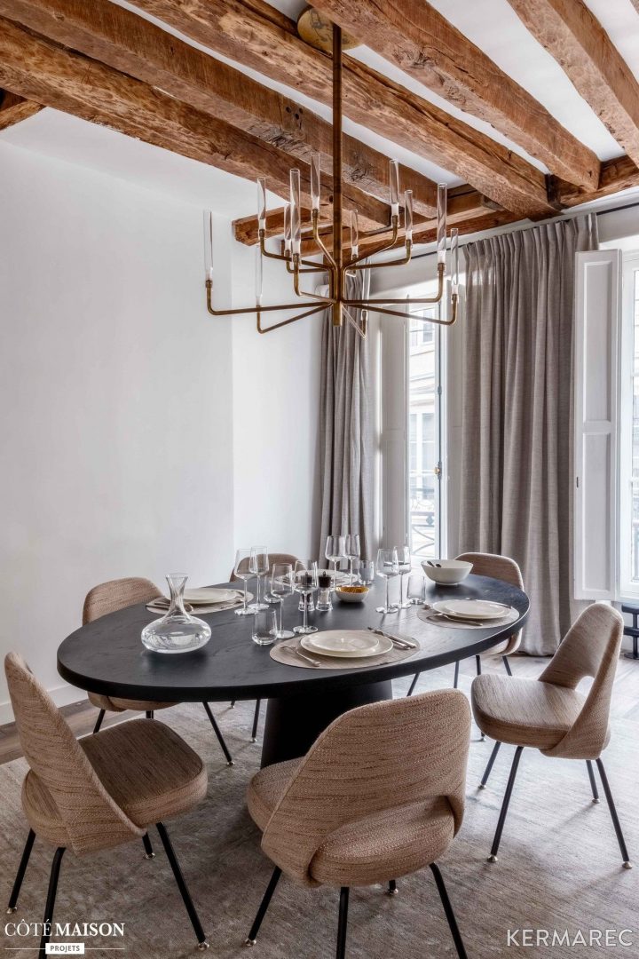 Un Coin Salle À Manger Majestueux Avec Un Lustre destiné Bon Coin Meuble Salle À Manger