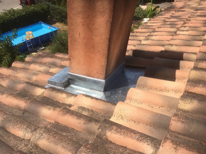 Abergement Cheminée Zinc – Les Couvreurs Romain dedans Entourage De Cheminée