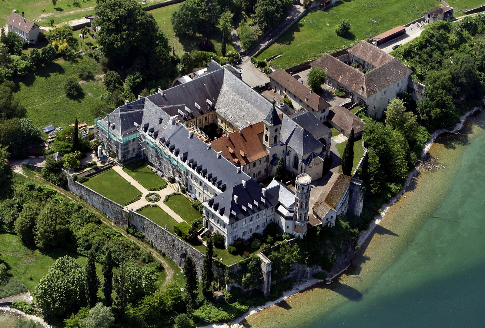 Aix-Les-Bains | L’abbaye De Hautecombe, Un Havre De Paix concernant Communauté Du Chemin Neuf Dérives Sectaires