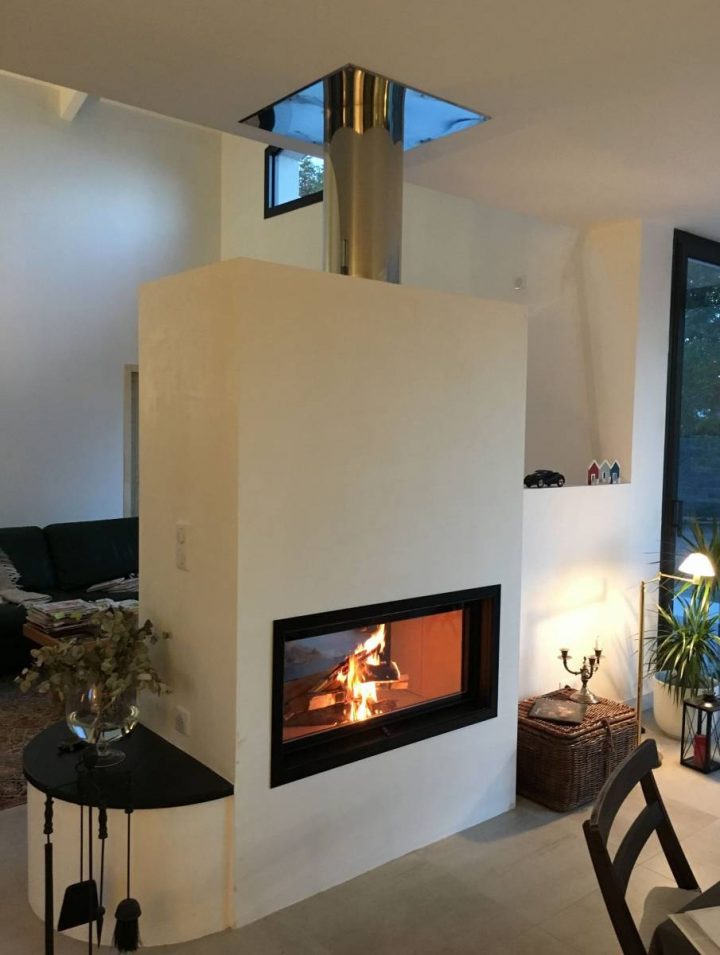 Cheminée Moderne À Double Face Au Milieu D'Une Pièce À dedans Habillage Cheminée Moderne