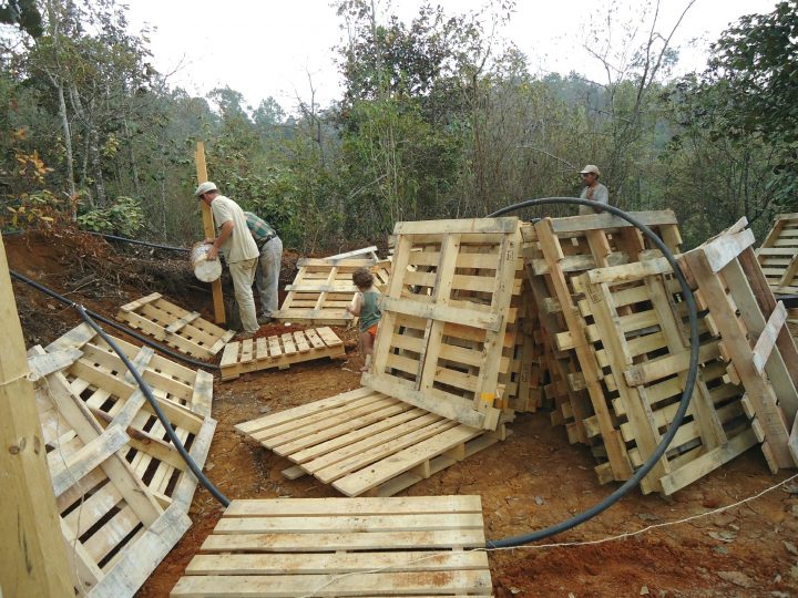 Construction Avec Palette De Bois Maison Design Bahbe Com destiné Comment Fabriquer Une Cheminée De Maison