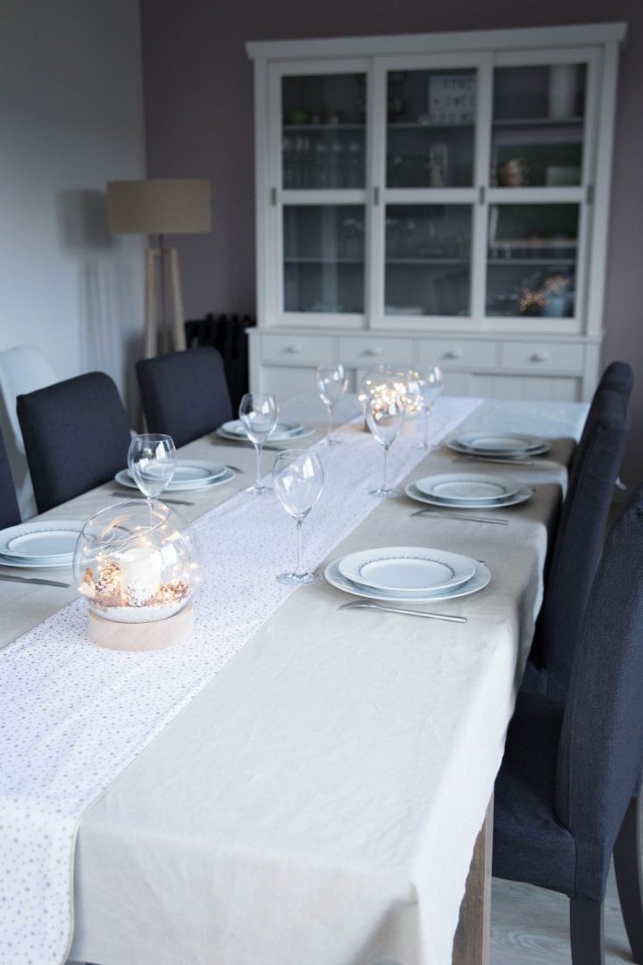 Coudre Une Nappe Et Son Chemin De Table Pour Un Effet Chic encequiconcerne Nappe Et Chemin De Table En Papier